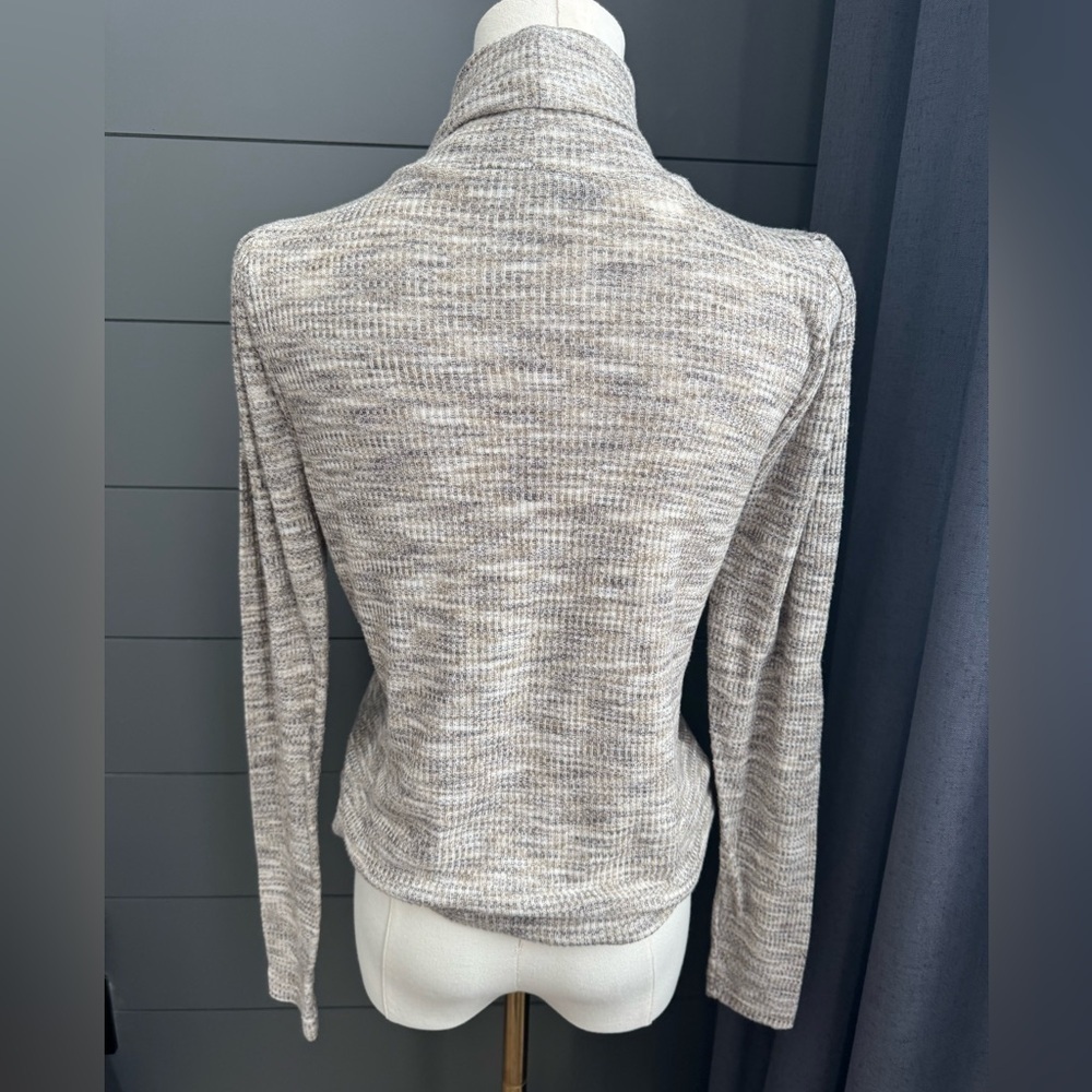 LOFT Gray Turtleneck Soft Shirt with Pleated Capped Style Sleeves Size Small - Picture 3 of 7